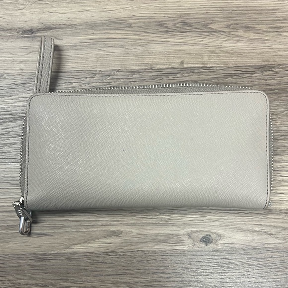 Tory Burch Robinson Zip Continental Wallet - Picture 5 of 6